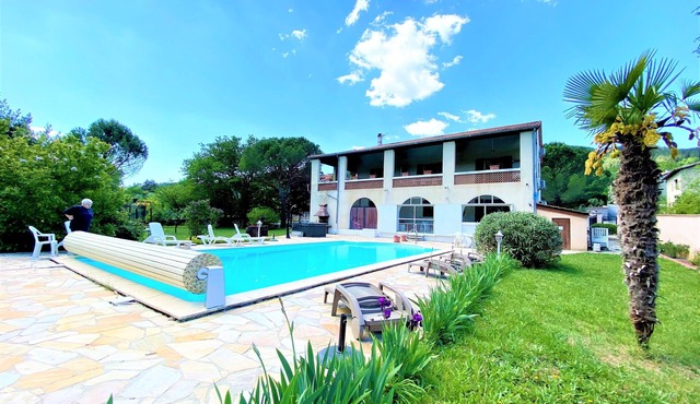 Gîte 2/4p, 1 bedroom, 1 shower room, heated outdoor swimming pool, park, jacuzzi, trampoline