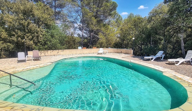Gîte, 2*, air conditioned, in a peaceful setting between olive trees and pool