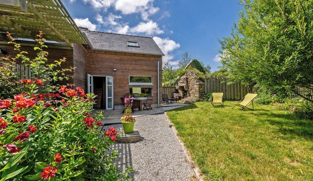 Gîte 3*.cottage-like setting near the sea in the countryside.enclosed grounds with trees.