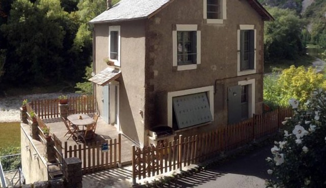 Gite 3 *** in hamlet with garden and terrace on the river bank