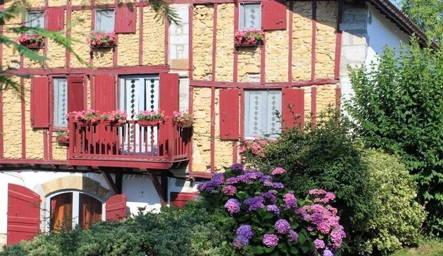 GITE 3 STARS ORGANIC FARM AYHERRE IN THE HEART OF THE BASQUE COUNTRY BETWEEN SEA AND MOUNTAINS.