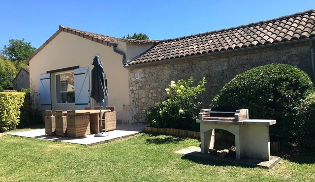 Gîte 30 minutes from Bordeaux, set in wooded grounds with swimming pool