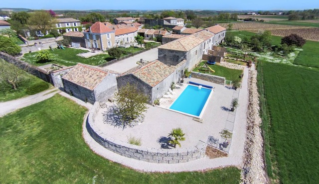 Gite 4 Etoiles 2 adults 2 children. Piscine chauffée, WIFI, parking.