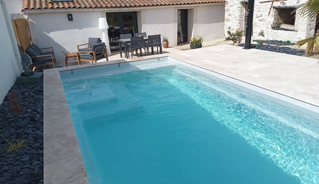 Gîte 4 people, air-conditioned, swimming pool, 30mn Puy du Fou, with family or friends.