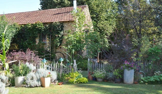 Gite 4 pers. Dordogne surrounded by trees and close to a traditional inn