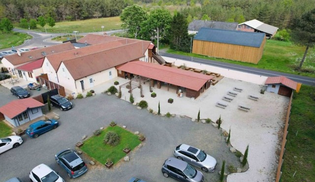 Gite 55 Couchages Salle 200 m2