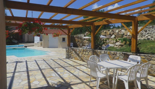 GITE 6-8 PERS. PRIVATE POOL, 3 BEDROOMS, 3 BDR, KITCHEN, ALLIER VALLEY