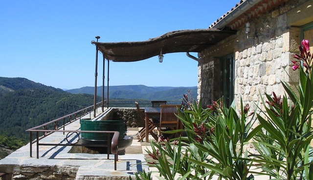 Gite 6 people in a stone farmhouse, swimming pool, property 10Ha, panoramic view