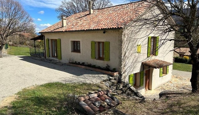 Gite 600 meters from the medieval village of Orpierre