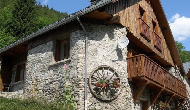 Gite 8 km from the access to Alpe d'Huez large domain