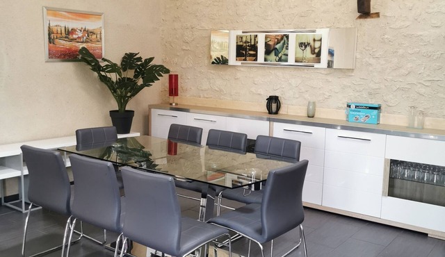 Gite all comforts, completely one level, heated swimming pool, large garden.