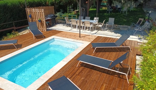 Gîte at the foot of the Dentelles de Montmirail, enchanting setting, guaranteed relaxation.