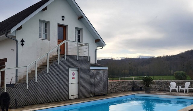 Gîte at the foot of the Pyrenees, ocean 1h15 away, property with swimming pool and tennis court.