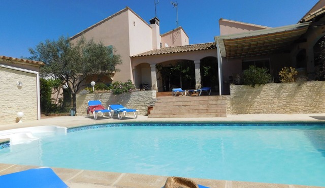 Gîte at the gateway to the Camargue, heated swimming pool, 2 bedrooms, garden, parking