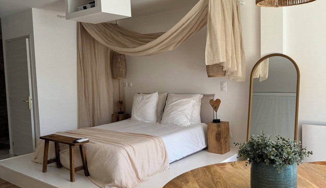 Gîte au bonheur des âmes 4 minutes from the beach with sauna and Jacuzzi