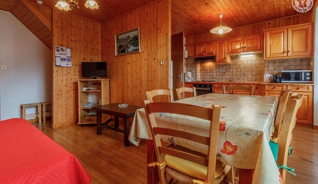 Gite au Coeur du Village, Située à 2.5km des Pistes du Granier, à 4,5km du Désert D'entremont et à 2