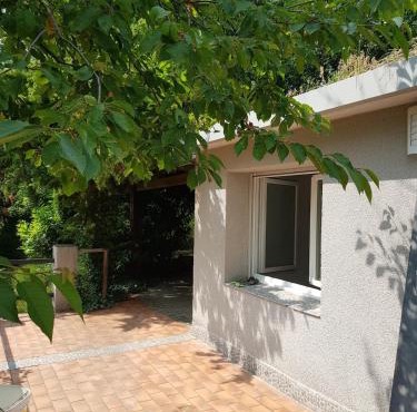 GITE BAS-EN-BASSET, HAUTE-LOIRE, MAISON et JARDIN ATYPIQUE PLEINE NATURE