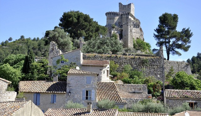 Gite Boulbon. House at the foot of the old Castle between Avignon & Baux de Provence