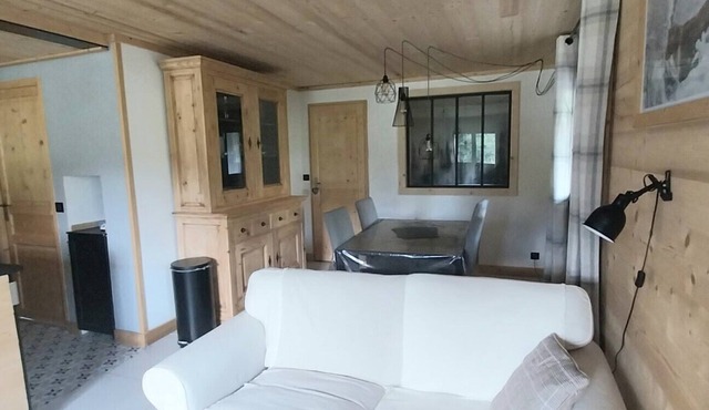 Gite Cairn, ground floor chalet near Lake Annecy and ski resorts