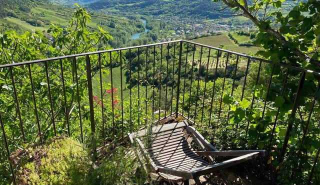 Gîte Calades: Tarn stone and pebble flooring, Tarn view terrace under the vine!