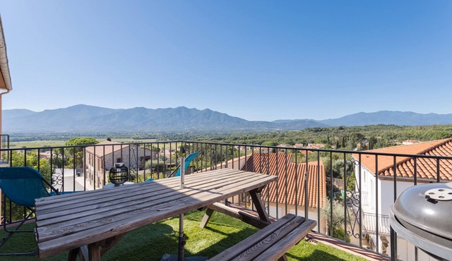 Gîte 'Canigou' with Mountain View, Wi-Fi, and Air Conditioning
