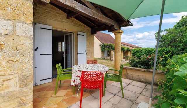 Gîte Charly: private terrace, shared garden, pool and Wi-Fi in Salignac Eyvigues
