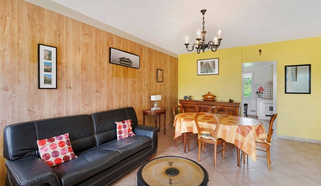 Gîte Charly: private terrace, shared garden, pool and Wi-Fi in Salignac Eyvigues