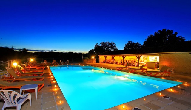 Gîte Charly: private terrace, shared garden, pool, and Wi-Fi in Salignac Eyvigues