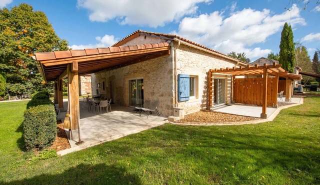 Gîte "Cœur des Ondes Bleuet" with Private Terrace, Shared Garden and Wi-Fi