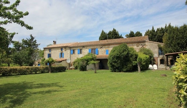 Gîte Coquelicot: renovated farmhouse with swimming pool and panoramic view of the Pyrenees