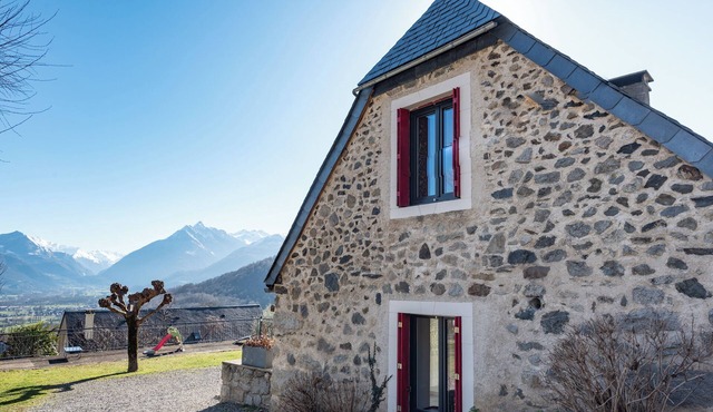 Gîte d'Ayzi – Charming Rental with Panoramic Views, Ideal for Families or Friends, 15 Minutes from Lourdes