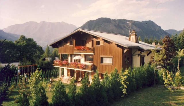 GITE DANS CHALET SAVOYARD, 4 PERS, au pied des pistes, calme, vue, expo sud
