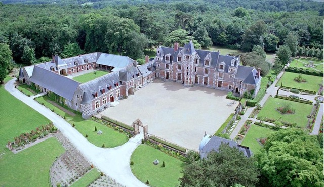 GITE DANINOU; meublé 3 chambres avec terrasse (1er étage du château) , salon et cuisine ouverte