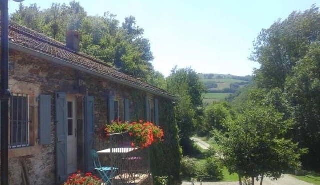 Gite Dans Maison Pour 2 Pers axe Albi-millau Bord de L'eau Vallée du Tarn