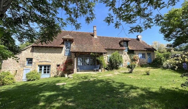 Gîte de la Doit, in the countryside, sleeps 14, private pool