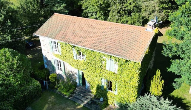 Gite des Roziers Warm family home in the countryside near Vulcania