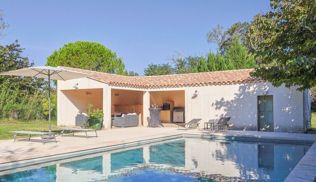 Gite de la Grande Motte, a holiday home for 4 people with a swimming pool, 7 km from Avignon