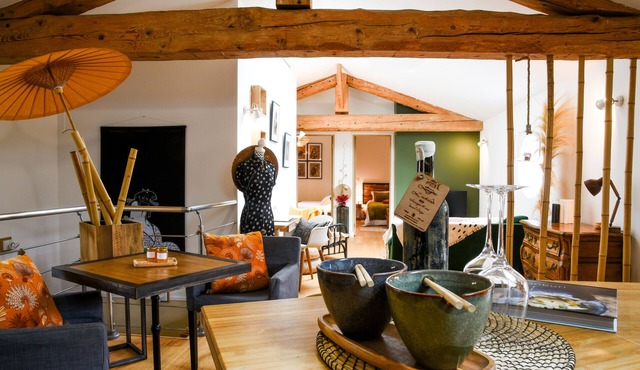 Gite de l'Autre jardin, in the heart of Mirepoix, quiet, terrace, swimming pool.