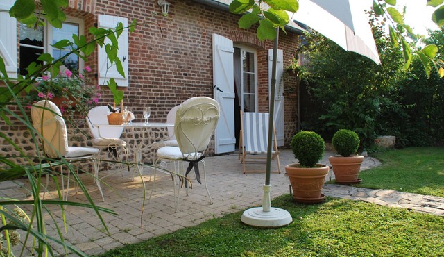 GITE DE LA CLERETTE, cozy little nest, pretty tourist village, shops, SNCF