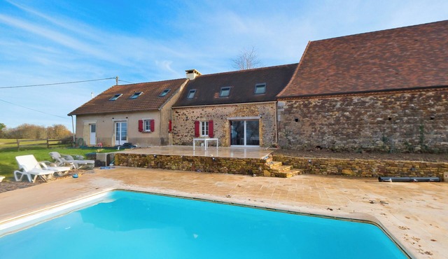 Gîte De L’Egal – in Cadouin, for 10 people, air-conditioned, with private pool and Périgord charm