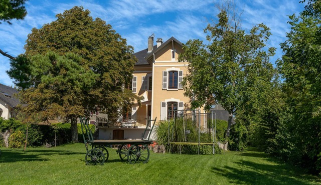 Gite De Myans for 15 with Garden, Mountain Views, Private Terrace, BBQ & Wi-Fi