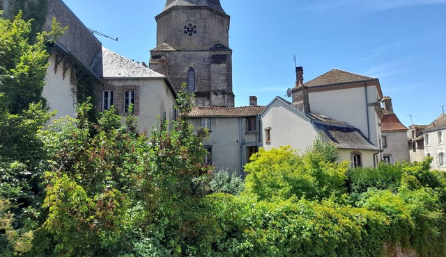 Gîte Déco is a beautiful Townhouse in the historical area of town with parking