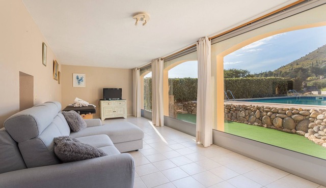 Gîte 'Dels Ocells' with Sea View, Shared Pool and Wi-Fi