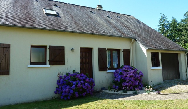 "GITE DES COTEAUX" located 5 minutes from the medieval center of JOSSELIN CLASS *.