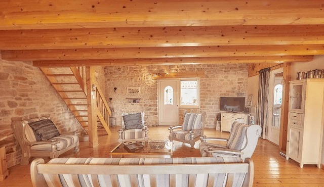 Gite des flâneurs du Jura: Large holiday home for 15 people near Arbois. Land, c