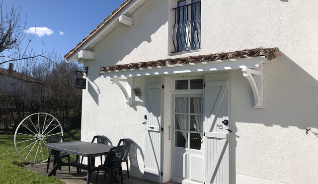 Gite des Lavandes Sleeps 4 with Patio