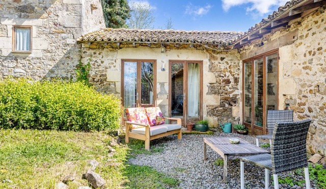 Gîte Des Martins-pêcheurs with Shared Pool, Private Terrace and Wi-Fi