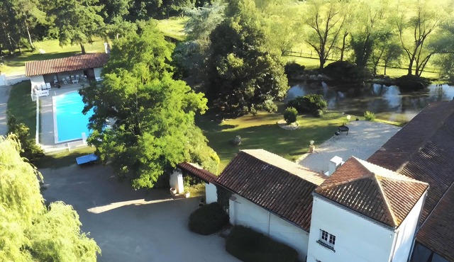 Gîte des roties: Restored Family Home with Pool in a 7-Hectare Park