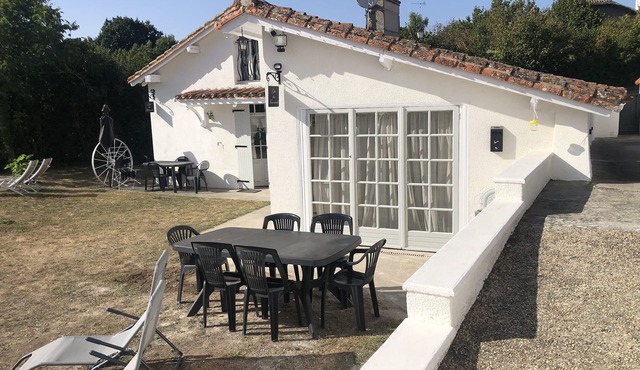 Gite des Tournesols Sleeps 4 with Garden