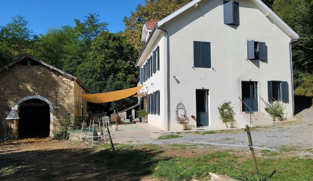 Gîte "Donoma" at Domaine Helaku: Green Oasis with Countryside Views